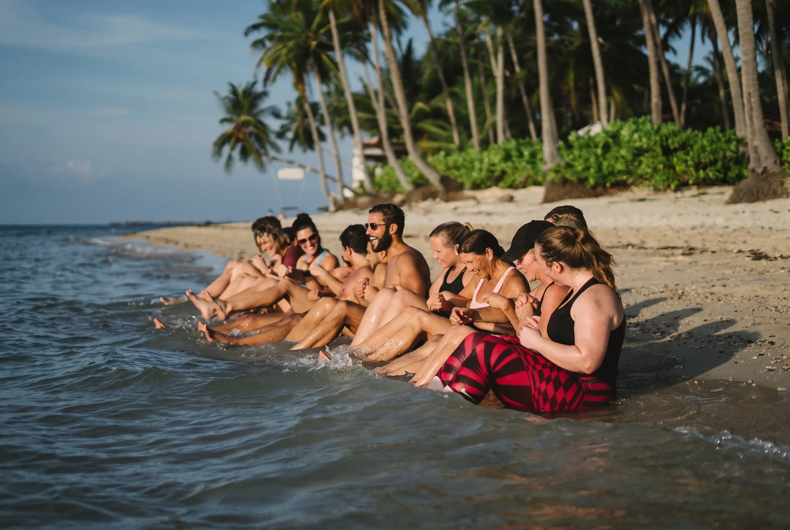 Un groupe de voyageurs lecamp sur une plage